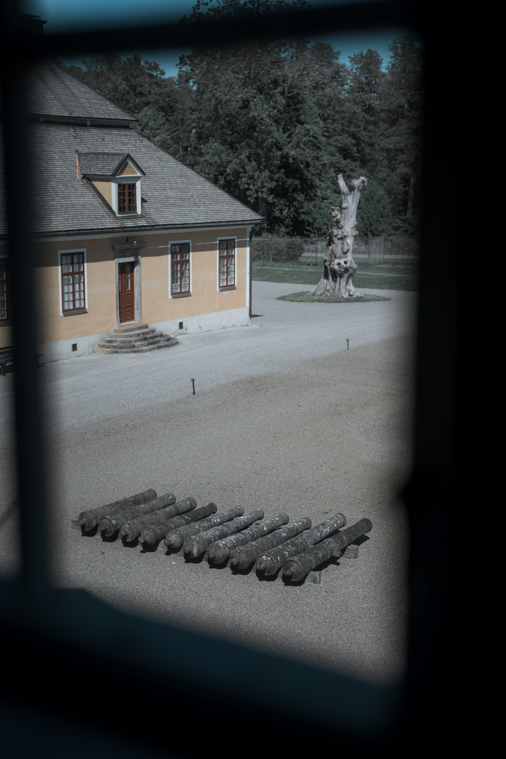 Des canons dans la cour arrière du Manoir de Geer à Lövstabruk, témoignage de l’industrie militaire créée par Louis de Geer © J. Van Belle – WBI