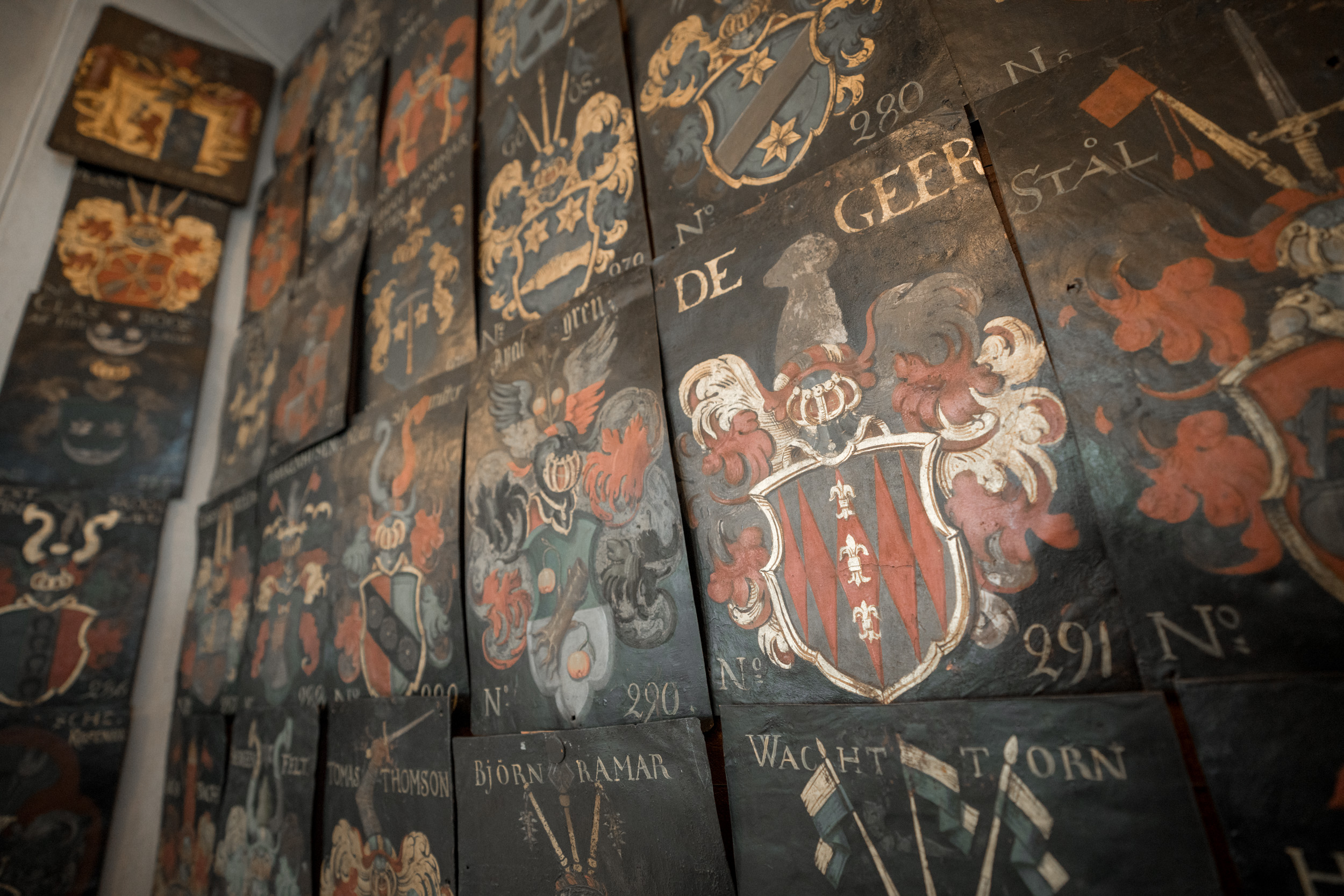 Mur de la salle d’apparat du Palais de la Noblesse (Riddarhuset) à Stockholm, tapissé des armes des familles nobles, dont la famille de Geer © J. Van Belle – WBI