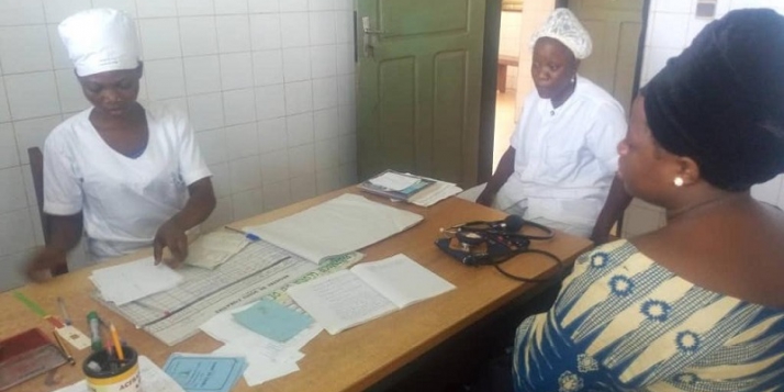 Étudiante infirmière, 3ème année en consultation à MATERI, au nord-ouest du Bénin (c) Apefe