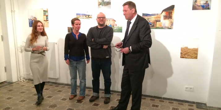 De gauche à droite : L’artiste Camille Carbonaro, les galeristes Annabel Werbrouck et Fabrice Havenne, le Délégué général Alexander Homann © Fotofabrik