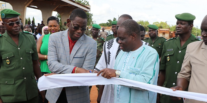 Inauguration de la Foire de l'Arbre par le Ministre de l'Environnement du Burkina Faso à travers la coupure du ruban.jpg