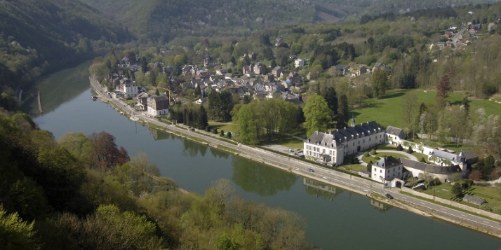 Le village de Waulsort, sur les bords de Meuse (c) WBT - JL Flemal