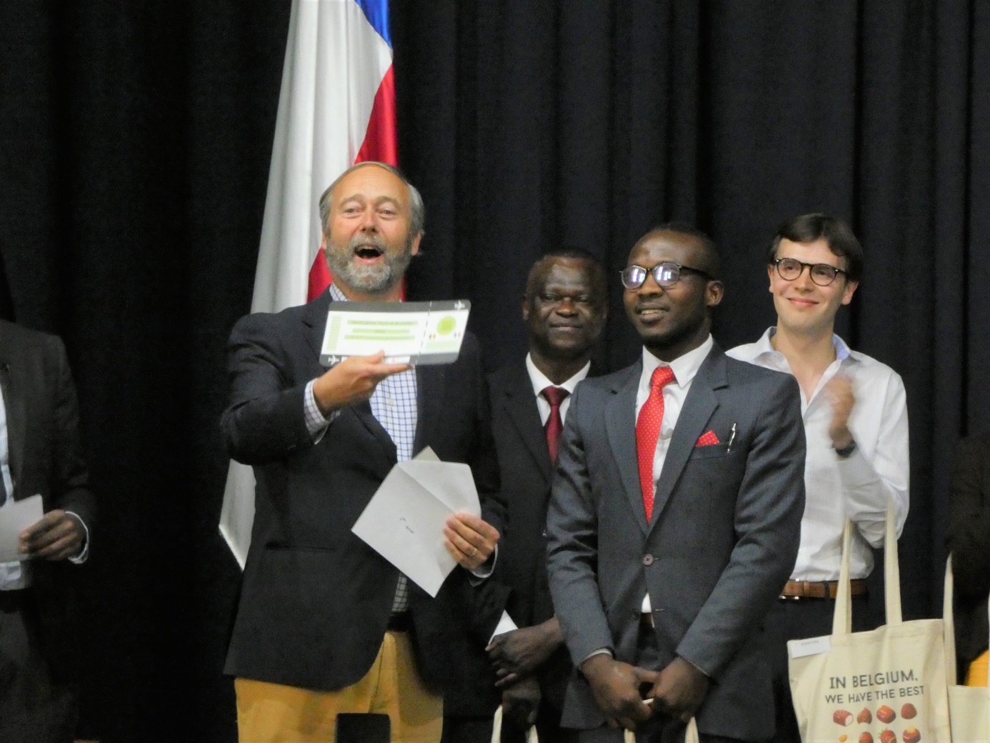 M. l'Ambassadeur de Belgique au Chili, Christian de Lannoy, remet le 1er prix (un billet d'avion vers la France) au gagnant, Angelo Gaspard (c) DGWB Chili et Institut Français du Chili