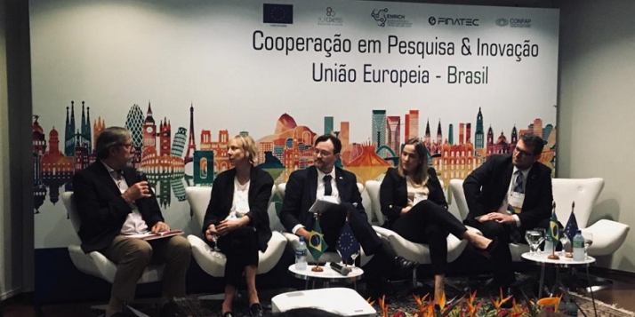 Julie Dumont animant une rencontre entre représentants européens et brésiliens de la recherche et de l'innovation
