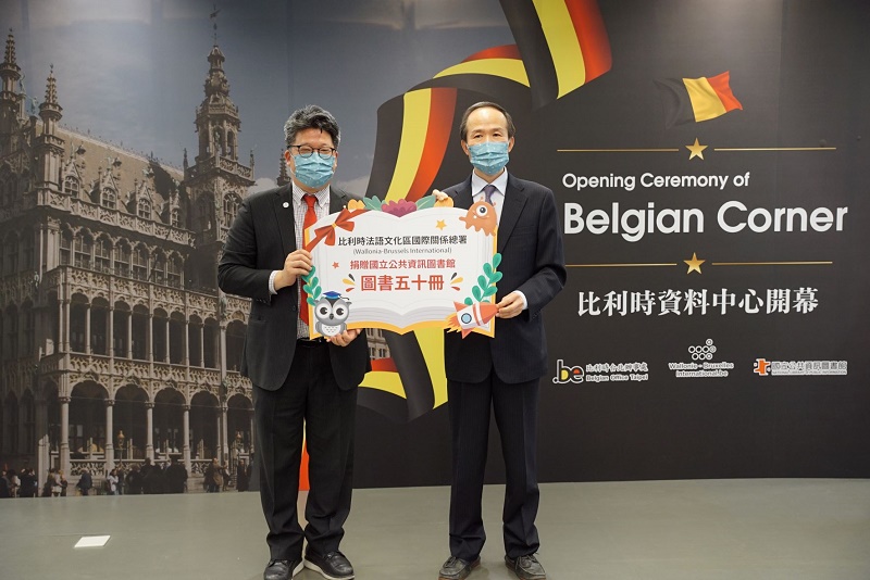 Inauguration du Belgian Corner de livres à Taïwan - Dr Liu Chiu-Ching et  Philippe Tzou  (c) WBI