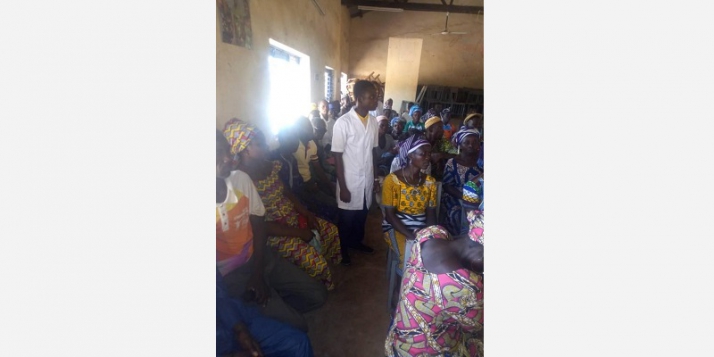 Séance d’IEC (Information, Education, Communication) et sensibilisation sur le calendrier vaccinal et son importance, dans la commune de DOGBO, au sud-ouest du Bénin, par 2 étudiants infirmiers de 3ème année (c) Apefe