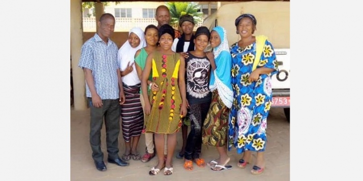 6 stagiaires de 3ème année au Centre de santé de MATERI au nord-ouest du Bénin, accompagnés de 3 enseignants de l’IFSIO (c) Apefe