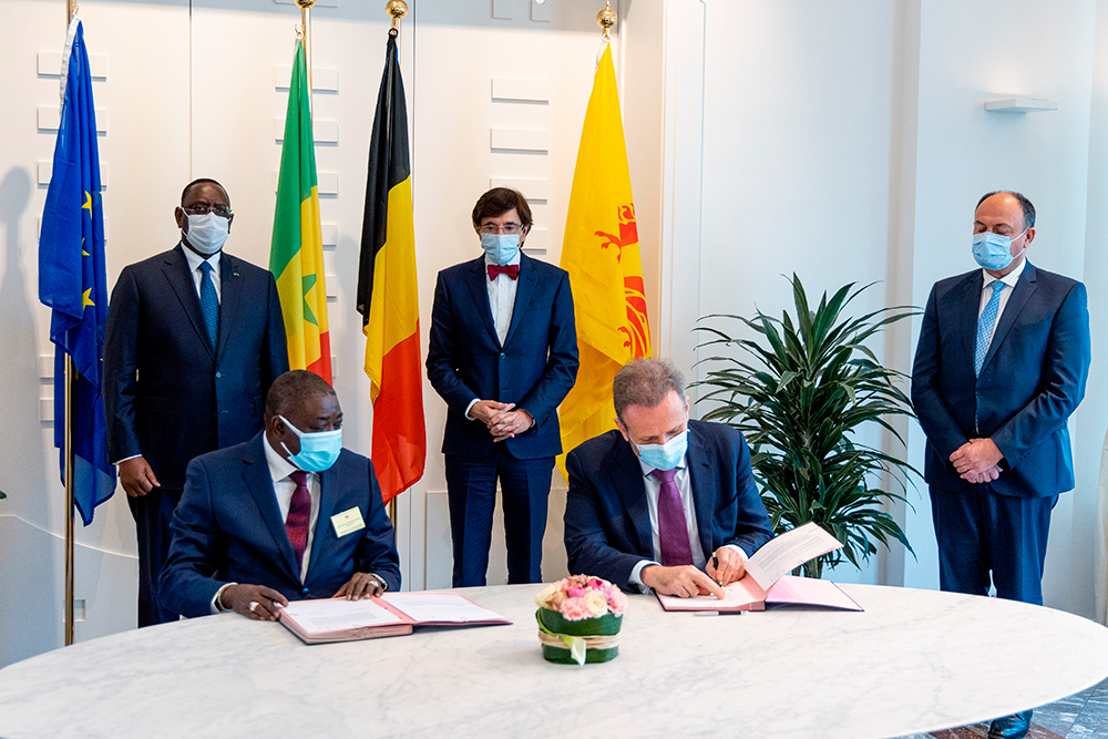 Signature des intentions en avril 2021 en présence du Président du Sénégal, Macky Sall, du Ministre-Président du Gouvernement wallon, Elio Di Rupo et du Ministre de l'Economie Willy Borsus.