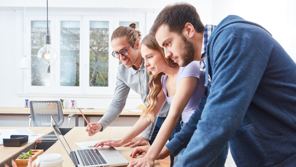 Jeunes adultes qui regardent un écran d'ordinateur portable