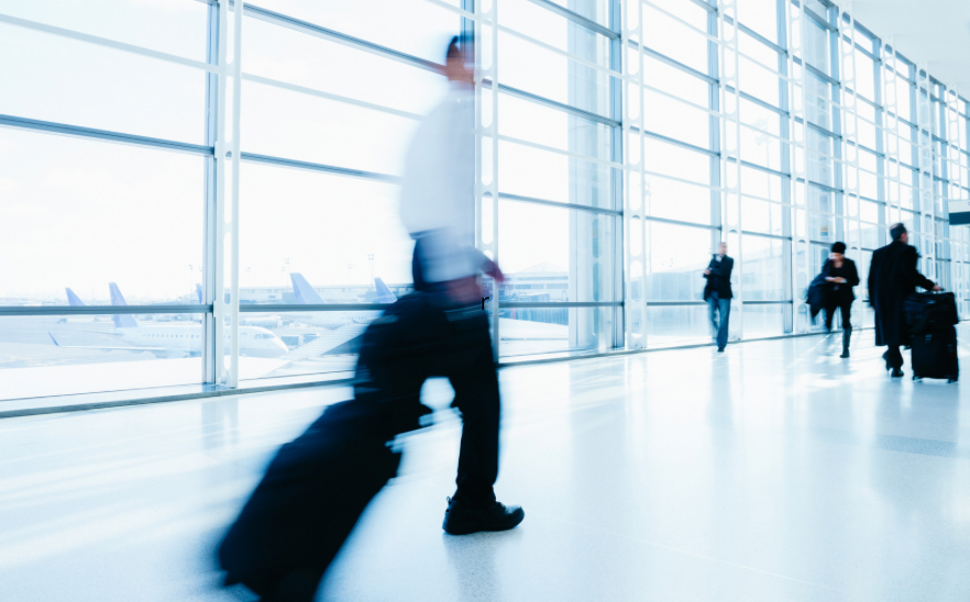 Homme avec une valise dans un aéroport - copyright canva