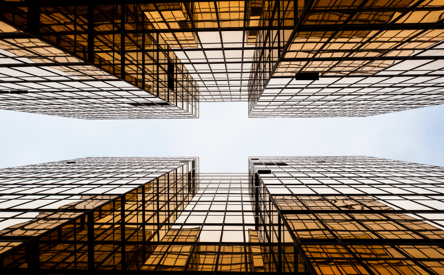 Bâtiment avec vue vers le ciel - copyright canva