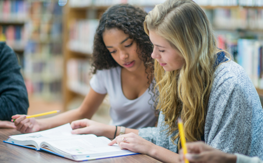 Jeunes femmes qui lisent un livre - copyright canva