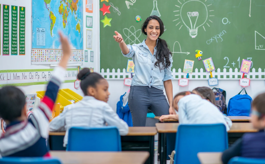 Enseignante dans une classe d’école - canava copyright