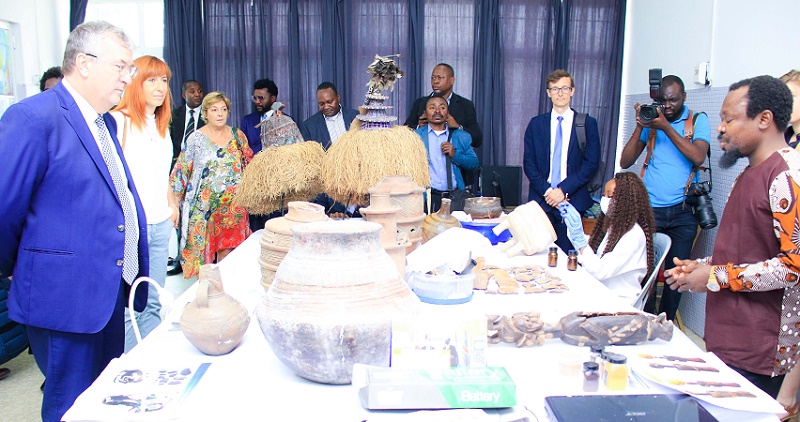 le MP devant les oeuvres restaurées dans le cadre du projet "conservation  et restauration des oeuvres d'arts" en partenariat avec la Cambre (c) DGWB Kinshasa