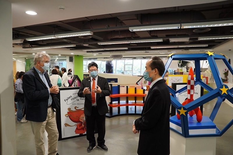 Inauguration du Belgian Corner de livres à Taiwan - Frédéric Chevassus , Dr Liu Chiu-Ching et  Philippe Tzou  (c) WBI