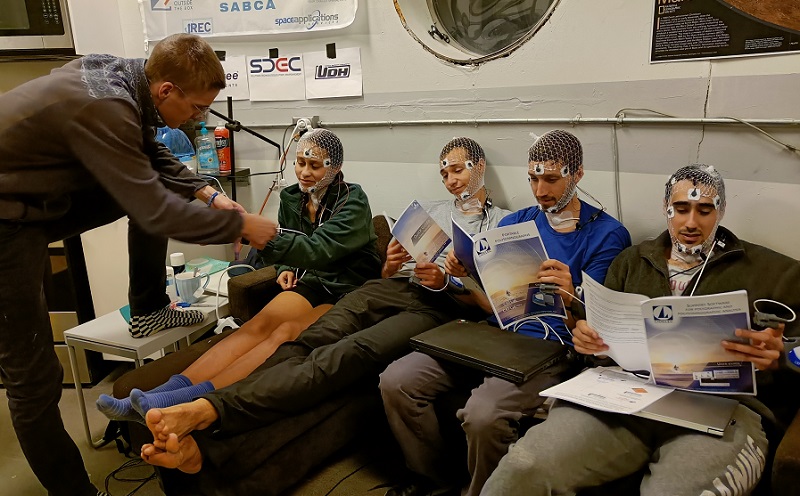 Julien Meert installant les polysomnographes aux membres de l’équipe participant à l’expérience avant sa séance d’hypnose © M.A.R.S UCLouvain