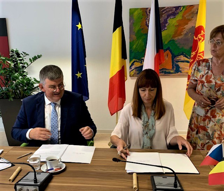 SE M. Pavel Klucký, Ambassadeur de la République tchèque à Bruxelles, et Mme Pascale Delcomminette, Administratrice générale de WBI, ont signé un cadre de travail entre la République tchèque et Wallonie-Bruxelles