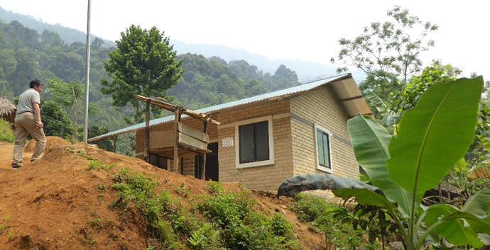 Maison-prototype construite, en collaboration avec les ingénieurs de l'Université d'Hanoï, en  briques de terre crue stabilisée à la chaux. Région de Cao Bang, Nord Vietnam (c) N. Fagel