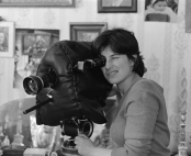 Laszlo Ruszka | Chantal Akerman sur le tournage du documentaire "Dis-moi" réalisé dans le cadre de la collection "Grand-mères" dirigée par Jean Frapat, 28 mars 1980 © INA / Laszlo Ruszka