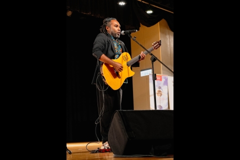 Le chanteur réunionnais Mounawar en concert lors de la soirée de lancement des célébrations de la Francophonie 2026 à Taïwan