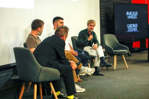 Table ronde animée par le commissaire de l’exposition Urtzi Grau (Espagne) avec la participation de Maxime Delvaux, Cristóbal Palma (Chili) et Javier Agustín Rojas (Argentine) (c) UDP