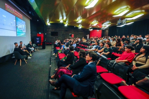 Table ronde animée par le commissaire de l’exposition Urtzi Grau (Espagne) avec la participation de Maxime Delvaux, Cristóbal Palma (Chili) et Javier Agustín Rojas (Argentine) (c) UDP