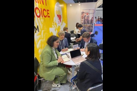 Réunion entre représentants d’établissements sur le stand Study in Belgium – Wallonie-Bruxelles Campus lors de la conférence APAIE