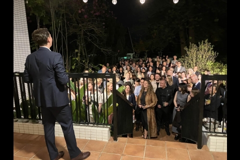 Discours devant des participants lors d’un événement organisé pendant la conférence annuelle de l’APAIE