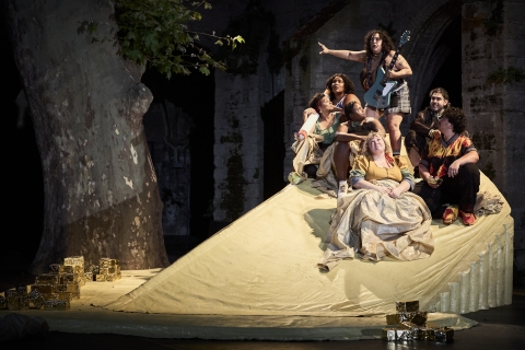 "La parabole du seum" de Rébecca Chaillon © Christophe Raynaud de Lage / Festival d'Avignon
