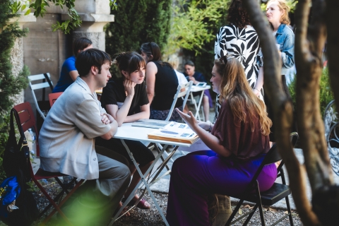 Rencontre professionnelle "Au bord de l'aube" aux rencontres de la photographie d'Arles ©️ J. Van Belle - WBI