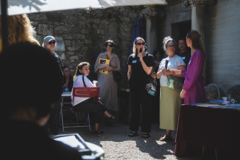 Rencontre professionnelle "Au bord de l'aube" aux rencontres de la photographie d'Arles ©️ J. Van Belle - WBI Rencontre professionnelle "Au bord de l'aube" aux rencontres de la photographie d'Arles ©️ J. Van Belle - WBI