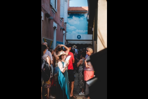 Les spectateurs sont déjà nombreux aux Doms en ce début de festival ©️ J. Van Belle - WBI Les spectateurs sont déjà nombreux aux Doms en ce début de festival ©️ J. Van Belle - WBI
