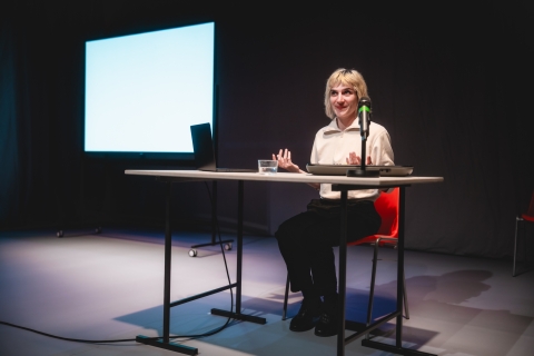 "Ouverture des hostilités - Contribution théâtrale à la destruction du système capitaliste" par Marie Devroux ©️ J. Van Belle - WBI