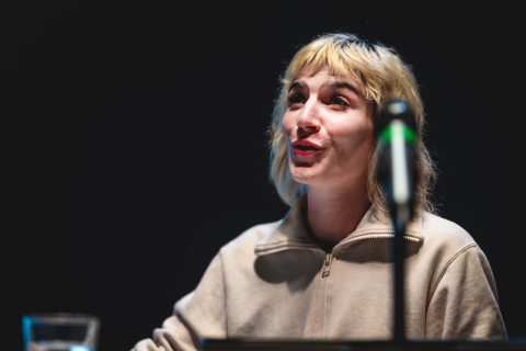 "Ouverture des hostilités - Contribution théâtrale à la destruction du système capitaliste" par Marie Devroux ©️ J. Van Belle - WBI