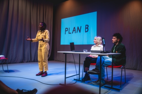 "Ouverture des hostilités - Contribution théâtrale à la destruction du système capitaliste" par Marie Devroux ©️ J. Van Belle - WBI