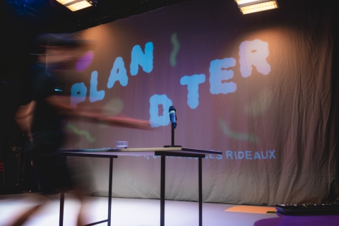 "Ouverture des hostilités - Contribution théâtrale à la destruction du système capitaliste" par Marie Devroux ©️ J. Van Belle - WBI