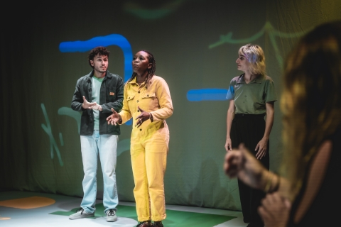 "Ouverture des hostilités - Contribution théâtrale à la destruction du système capitaliste" par Marie Devroux ©️ J. Van Belle - WBI