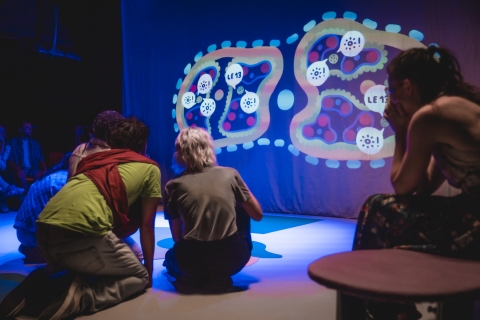 "Ouverture des hostilités - Contribution théâtrale à la destruction du système capitaliste" par Marie Devroux ©️ J. Van Belle - WBI