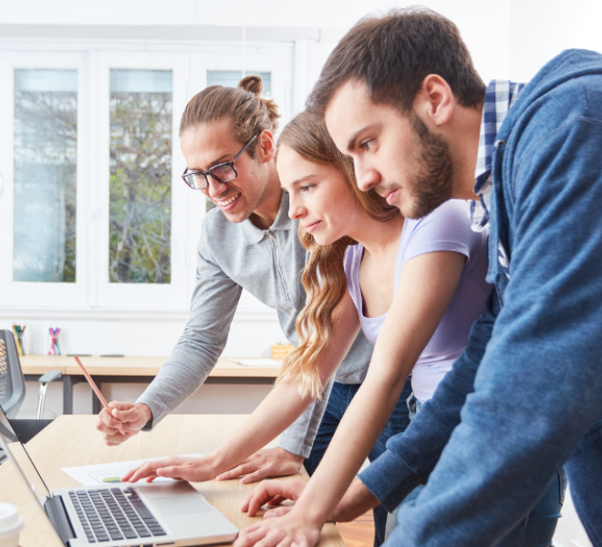 Jeunes adultes qui regardent un écran d'ordinateur portable