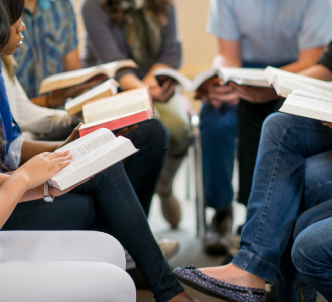 Groupe de personnes qui lisent un livre - copyright canva