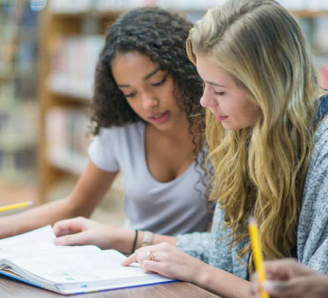 Jeunes femmes qui lisent un livre - copyright canva