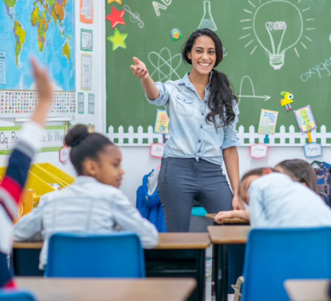 Enseignante dans une classe d’école - canava copyright