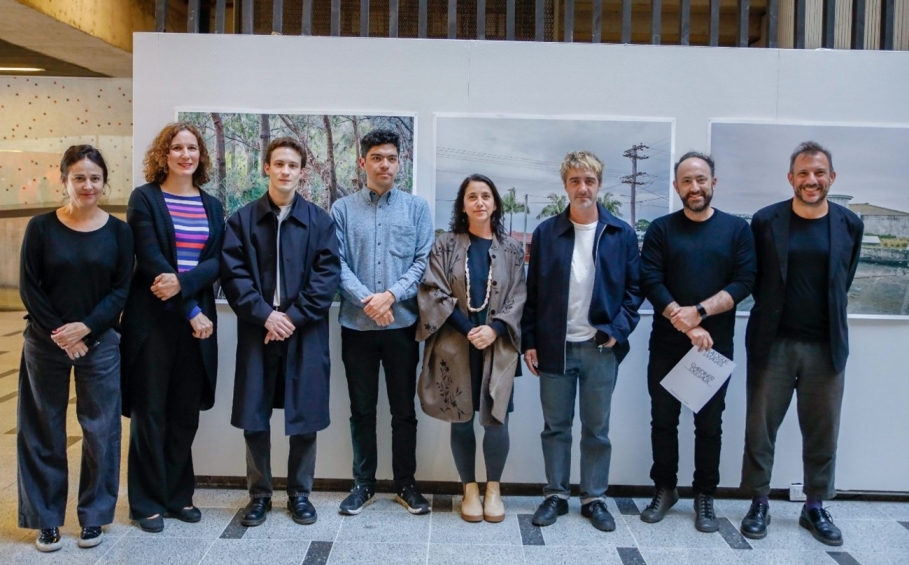 Martine Leclercq, représentante Wallonie-Bruxelles au Chili, avec l’artiste belge Maxime Delvaux, la doyenne de la FAAD Alejandra Celedón, le directeur de l’École d’Architecture de l’UDP Nicolás Stutzin, le coordinateur académique de la FAAD Nicolás Navarrete, le commissaire Urtzi Grau et le directeur du Programme Archives et Culture Alejandro Martínez (c) UDP