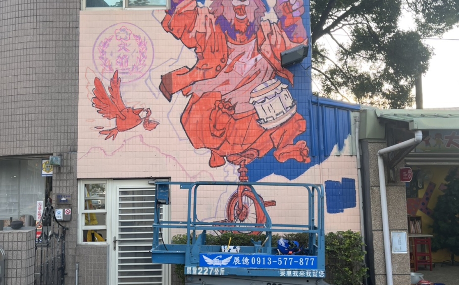 Fresque d'un ours brun de Taïwan perché sur un unicycle © bureau belge à Taipei