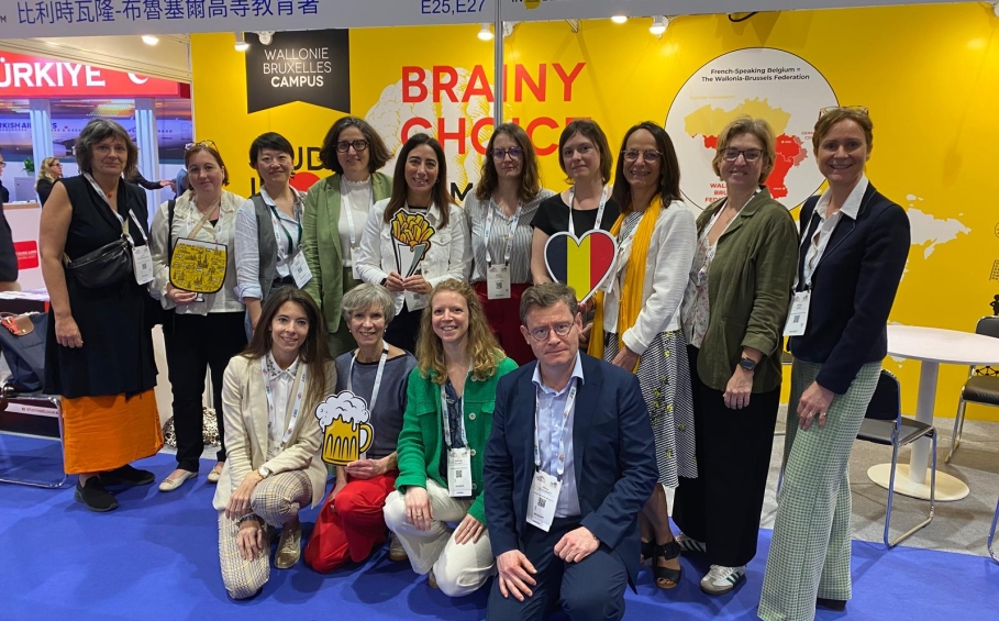 Photo de groupe de l’équipe Wallonie-Bruxelles Campus sur le stand Study in Belgium lors de la conférence annuelle de l’APAIE