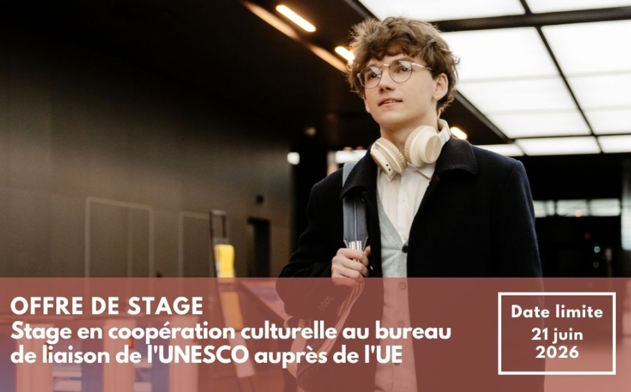 Photo d'un stagiaire dans un couloir