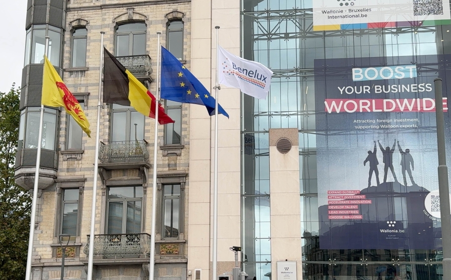 Photo de l'EIWB I et du drapeau du Benelux