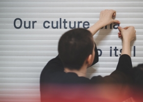 "Nous partageons le même ciel. Notre culture en définit la forme. Regardez sa lumière." Légende du travail commun de Masaki Kuniyoshi (KSU) et Amandine Kervyn (ENSAV) dans le cadre de l’exposition finale de la semaine atypique de La Cambre.