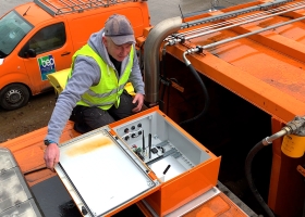 Installation d’un “hub” sur la cabine d’un camion sentinelle du BEP. © BEP