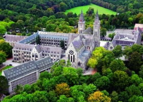 Vue aérienne de l’Abbaye de Maredsous © Abbaye de Maredsous asbl